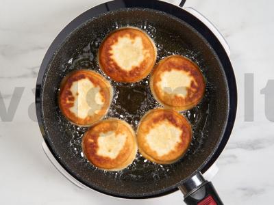 Pyragėliai su kefyru keptuvėje Žingsnis 8