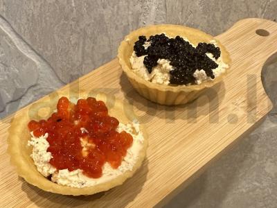 Krekeriai su ikrais, varškės sūriu ir sviestu pagrindine nuotrauka