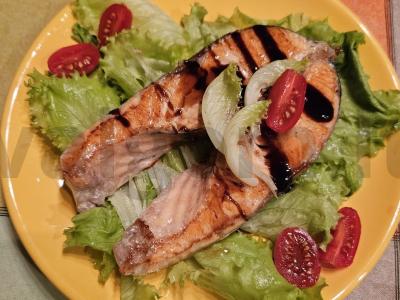 Kepta lašiša su padažu pagrindine nuotrauka