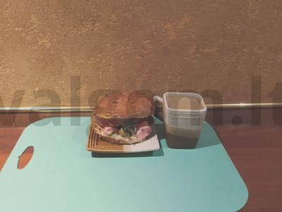 Burgeris su jalapeño ir dešrele ruginiame bandelėje pagrindine nuotrauka