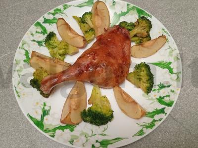 Aštrus antis šlaunelė, kepta su obuoliu ir brokoliais pagrindine nuotrauka