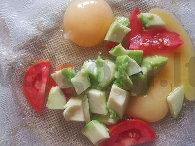 Aštrus kiaušinių blynas su avokadu, pomidoru ir čili pipirais Žingsnis 2