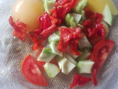 Aštrus kiaušinių blynas su avokadu, pomidoru ir čili pipirais Žingsnis 3