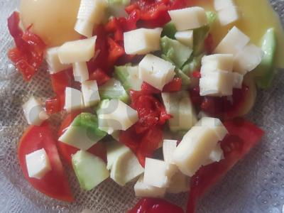 Aštrus kiaušinių blynas su avokadu, pomidoru ir čili pipirais Žingsnis 4