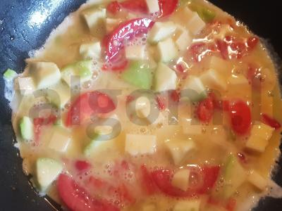 Aštrus kiaušinių blynas su avokadu, pomidoru ir čili pipirais Žingsnis 5