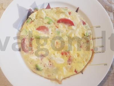 Aštrus kiaušinių blynas su avokadu, pomidoru ir čili pipirais pagrindine nuotrauka