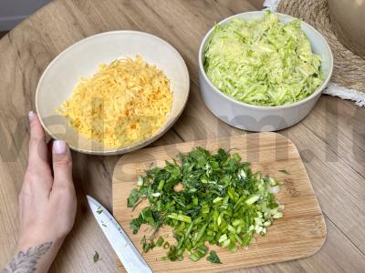 Sūrio keksiukas su cukinijomis ir žolelėmis Žingsnis 1