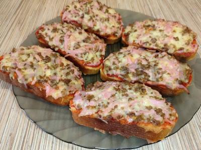 Karšti sumuštiniai su dešra, sūriu ir jautiena orkaitėje pagrindine nuotrauka