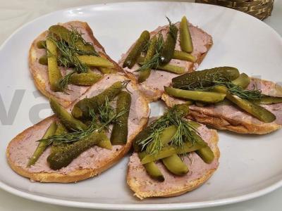 Krisčios sumuštiniai su marinuotais agurkėliais pagrindine nuotrauka