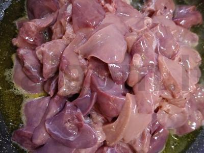 Kepta vištienos kepenėlė svieste Žingsnis 4