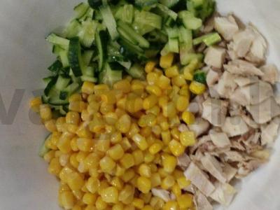 Puikus salotas su vištiena, kukurūzais ir žolelėmis Žingsnis 3