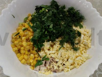 Puikus salotas su vištiena, kukurūzais ir žolelėmis Žingsnis 4