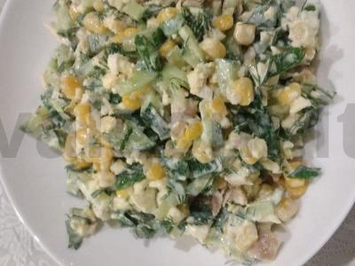 Puikus salotas su vištiena, kukurūzais ir žolelėmis pagrindine nuotrauka