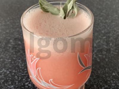 Tonizuojantis gėrimas iš citrinos ir šaldytos arbūzo minkštimo pagrindine nuotrauka