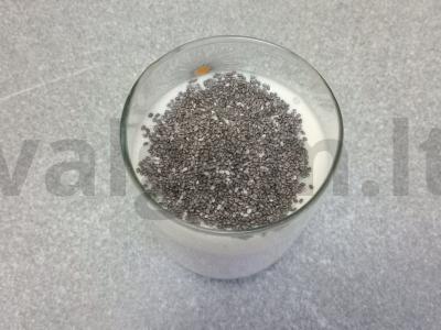 Čia pudingas su raugintu pienu, vyšnių uogiene ir kokosų drožlėmis Žingsnis 1