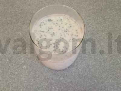 Čia pudingas su raugintu pienu, vyšnių uogiene ir kokosų drožlėmis Žingsnis 2