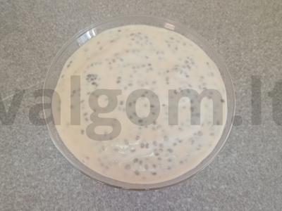 Čia pudingas su raugintu pienu, vyšnių uogiene ir kokosų drožlėmis Žingsnis 3