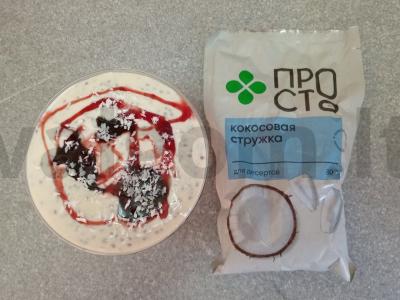 Čia pudingas su raugintu pienu, vyšnių uogiene ir kokosų drožlėmis Žingsnis 5