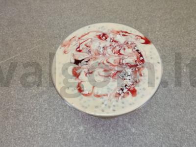 Čia pudingas su raugintu pienu, vyšnių uogiene ir kokosų drožlėmis Žingsnis 6