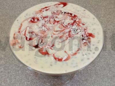 Čia pudingas su raugintu pienu, vyšnių uogiene ir kokosų drožlėmis pagrindine nuotrauka