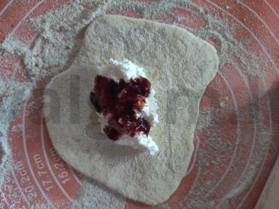 Sluoksniuotos tešlos varškės pyragėlis Žingsnis 4