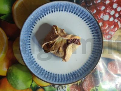 Sluoksniuotos tešlos varškės pyragėlis pagrindine nuotrauka