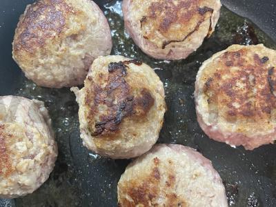 Kalakutų kotletai su daržovėmis ir žolelėmis Žingsnis 3