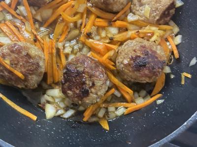 Kalakutų kotletai su daržovėmis ir žolelėmis Žingsnis 8