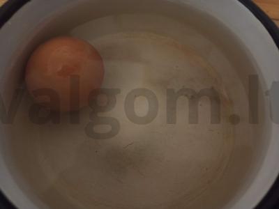 Salotas „Dvi kopūstai“ su virtų kiaušiniu ir dešra Žingsnis 1