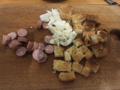 Salotas „Dvi kopūstai“ su virtų kiaušiniu ir dešra Žingsnis 2