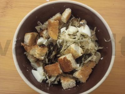 Salotas „Dvi kopūstai“ su virtų kiaušiniu ir dešra Žingsnis 3