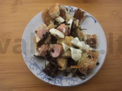 Salotas „Dvi kopūstai“ su virtų kiaušiniu ir dešra pagrindine nuotrauka