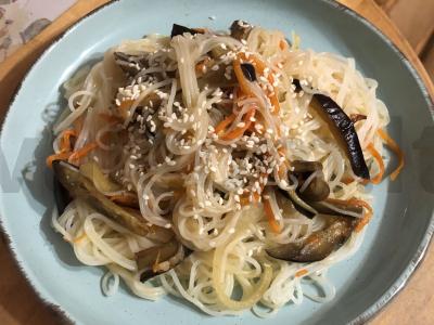 Funchosa su baklažanais ir sojų padažu pagrindine nuotrauka