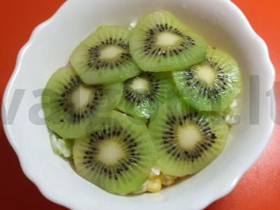 Salotas „Saulė“ su kiviais pagrindine nuotrauka