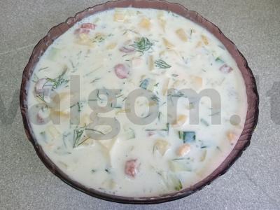 Okroška su medžiotojų dešrelėmis ant kefyro pagrindine nuotrauka