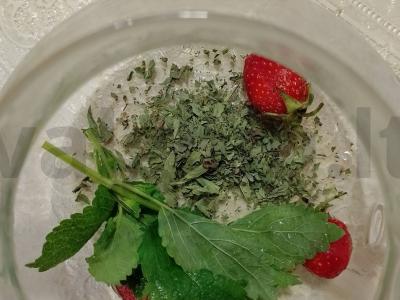 Kvapnus arbata su braškėmis, mėtomis ir cinamonu Žingsnis 2