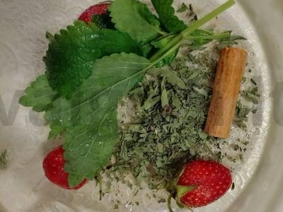 Kvapnus arbata su braškėmis, mėtomis ir cinamonu Žingsnis 3