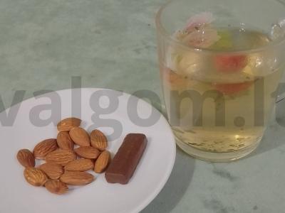 Kvapnus arbata su braškėmis, mėtomis ir cinamonu pagrindine nuotrauka