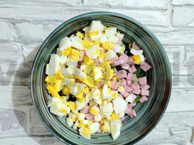 Švelnus salotas su virta dešra ir kiaušiniu Žingsnis 4