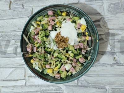 Švelnus salotas su virta dešra ir kiaušiniu pagrindine nuotrauka