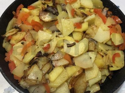 Bulvės su šonine ir paprika pagrindine nuotrauka