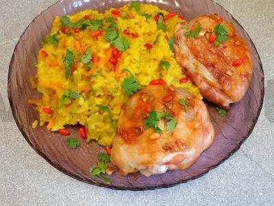 Aštrūs vištienos šlaunelės su ryžių ir daržovių garnyru pagrindine nuotrauka