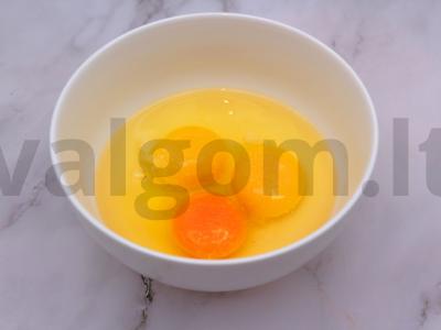 Kiaušinių blynai su sūriu pusryčiams Žingsnis 1