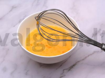 Kiaušinių blynai su sūriu pusryčiams Žingsnis 2