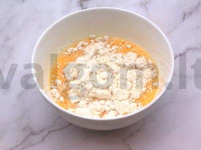 Kiaušinių blynai su sūriu pusryčiams Žingsnis 3