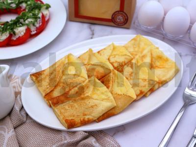 Kiaušinių blynai su sūriu pusryčiams pagrindine nuotrauka