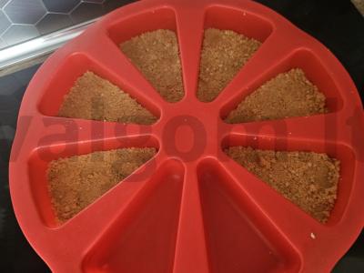 Nereikalingas varškės pyragas su spanguolių uogiene Žingsnis 3