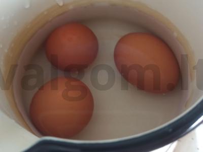 Kiaušiniai, įdaryti dešra ir pomidorais Žingsnis 1