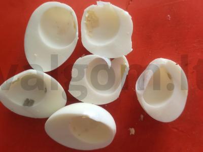 Kiaušiniai, įdaryti dešra ir pomidorais Žingsnis 2