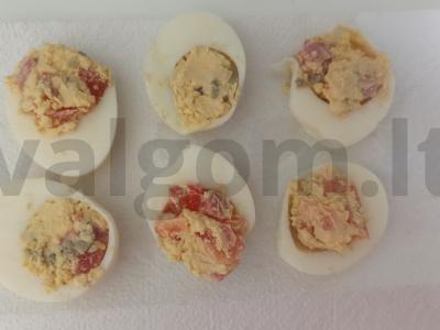 Kiaušiniai, įdaryti dešra ir pomidorais Žingsnis 6